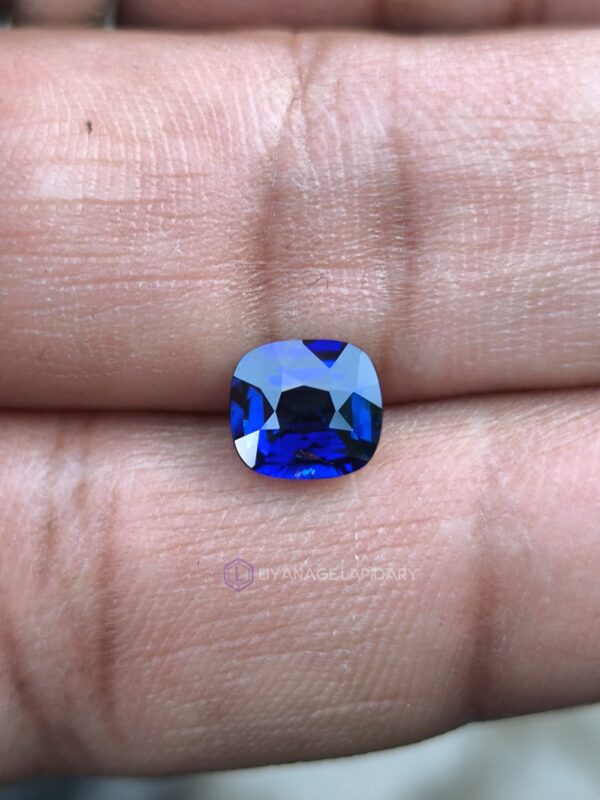 Ceylon VIVID ROYAL BLUE SAPPHIRE