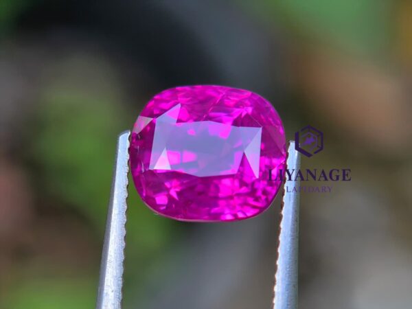 Unheated hot pink sapphire - Image 4