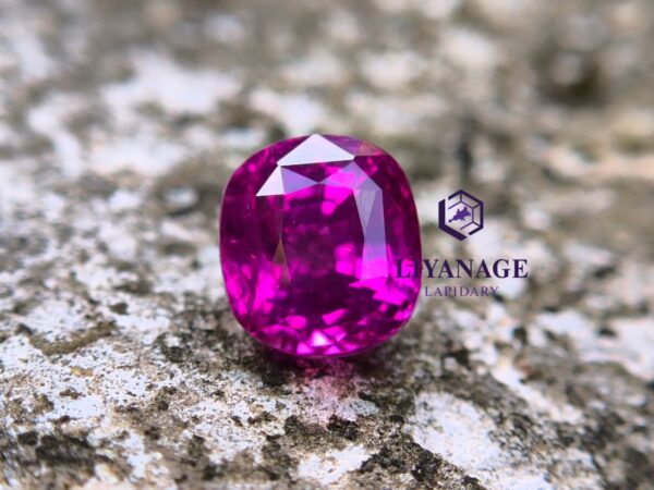 Unheated hot pink sapphire - Image 6